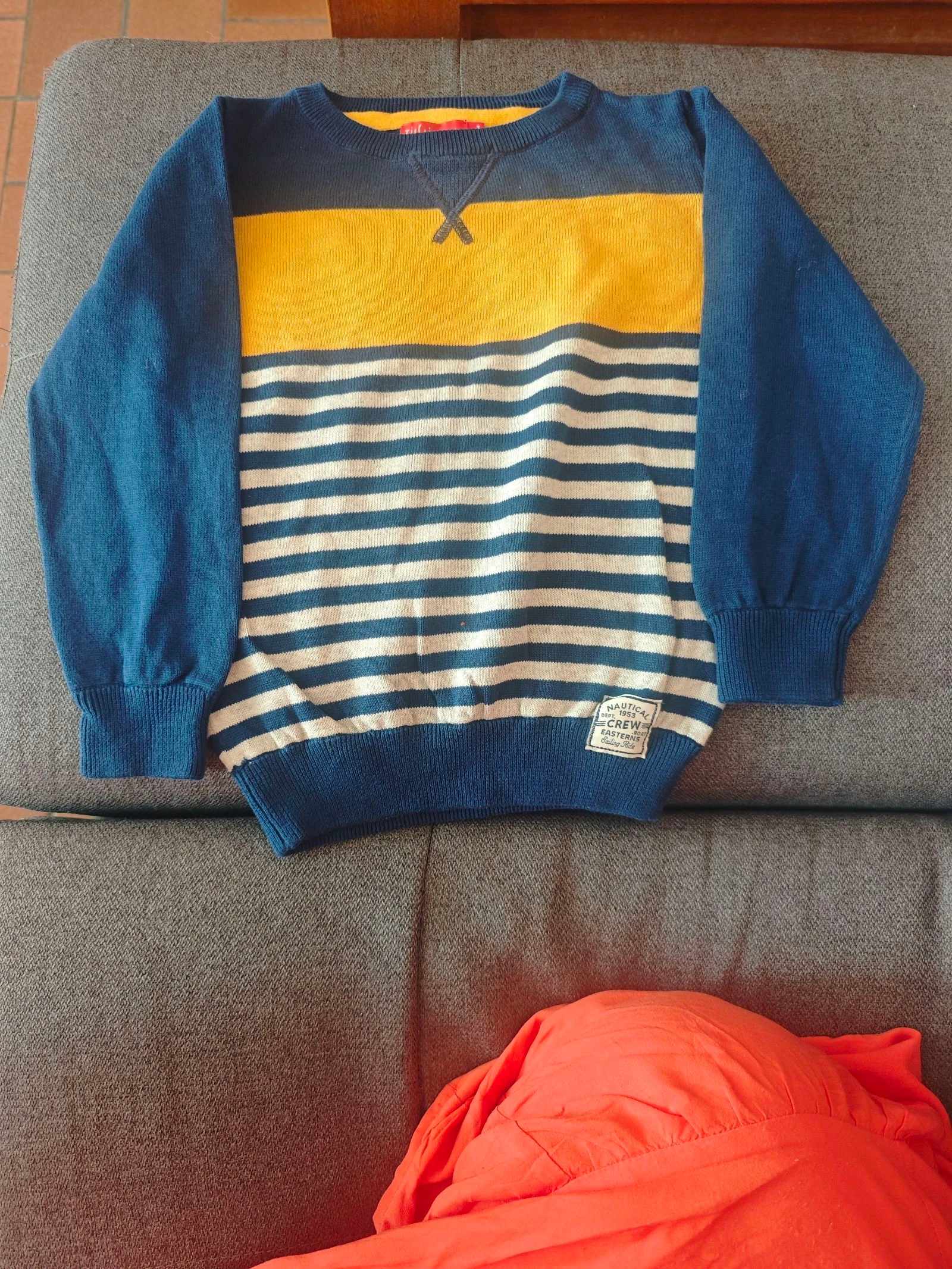 Pull fin marine et jaune à rayure grise taille 6 ans